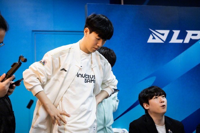 faker ： ＂在我与 SKT 的时光中，我有许多美好的回忆；与 T1 一起，我经历了很多个人成长＂