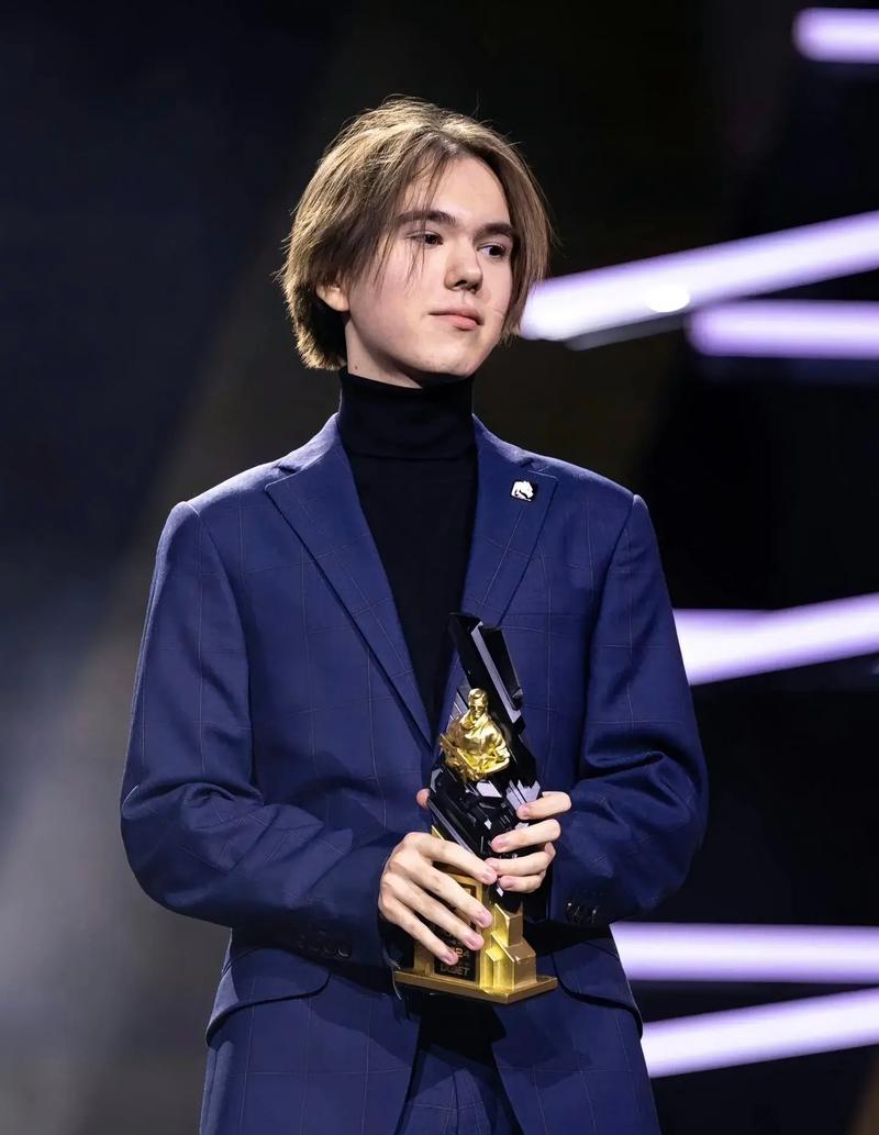 战歌开始了！ Chovy 和 Viego 拖拽战场， Ruler 的肆意输出，双方进入最后一轮