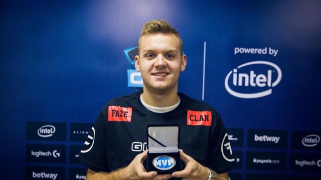 伞皇谈Knight取关BLG：我房管说是假的 本来就没关注过！